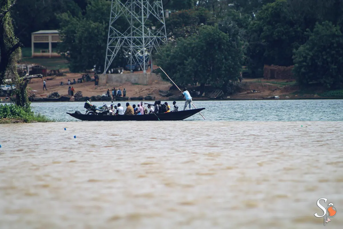 Pirogue chargée de passagers traversant le fleuve Sénégal à Kayes
