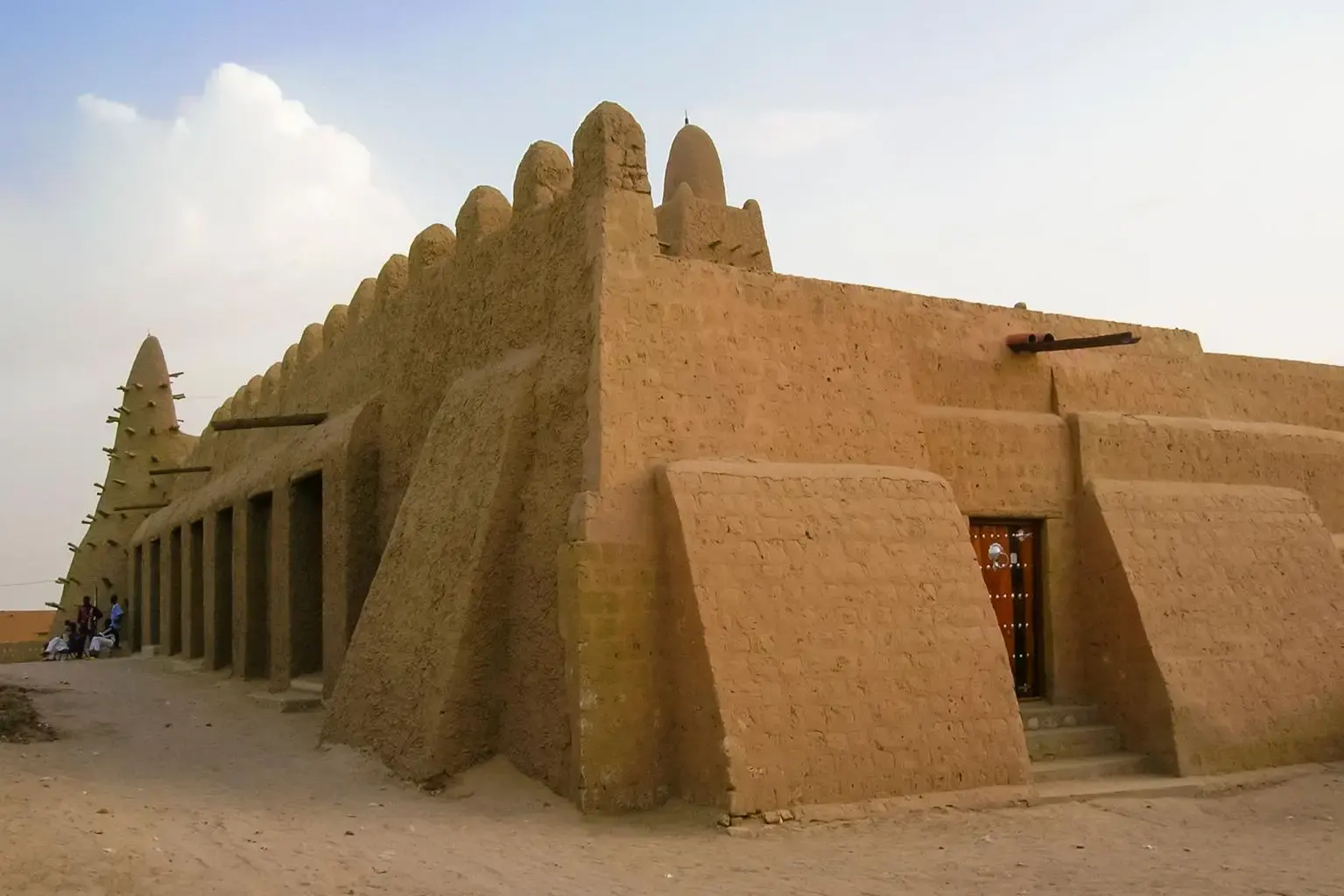 Façade en banco d'une mosquée historique de Tombouctou sous un ciel clair
